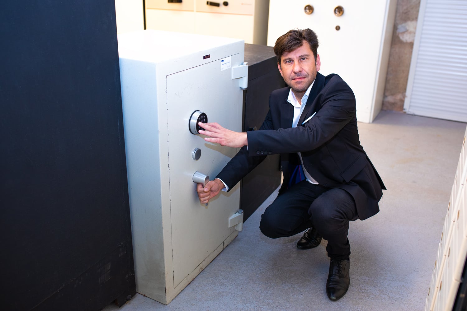 Filip ukazuje jednu z větších schránek.