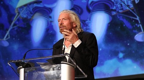 Náhledový obrázek - Miliardář Branson vyzývá řidiče k pomalejší jízdě autem a aerolinky ke snížení počtu letů. Chce tak bojovat proti Putinovi