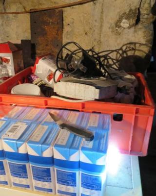 Asijské bistro HANOI, Přerov -  Výskyt myšího trusu. Provozovna nezabezpečená před pronikáním škůdců. Potraviny poškozené škůdci. Velikost či uspořádání prostor pro skladování potravin neumožňuje správnou hygienickou praxi. Nevhodně skladované potraviny. Uzavřena pouze část provozovny - sklepní sklad.