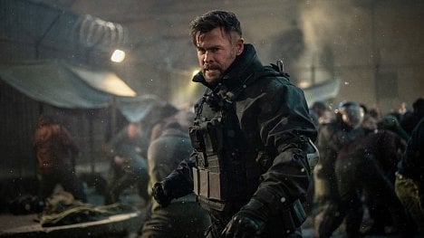 Náhledový obrázek - HBO, Netflix a další streamovací služby na příští týden: Drsňák Hemsworth, symbiontí antihrdina a další vesmírné výpravy