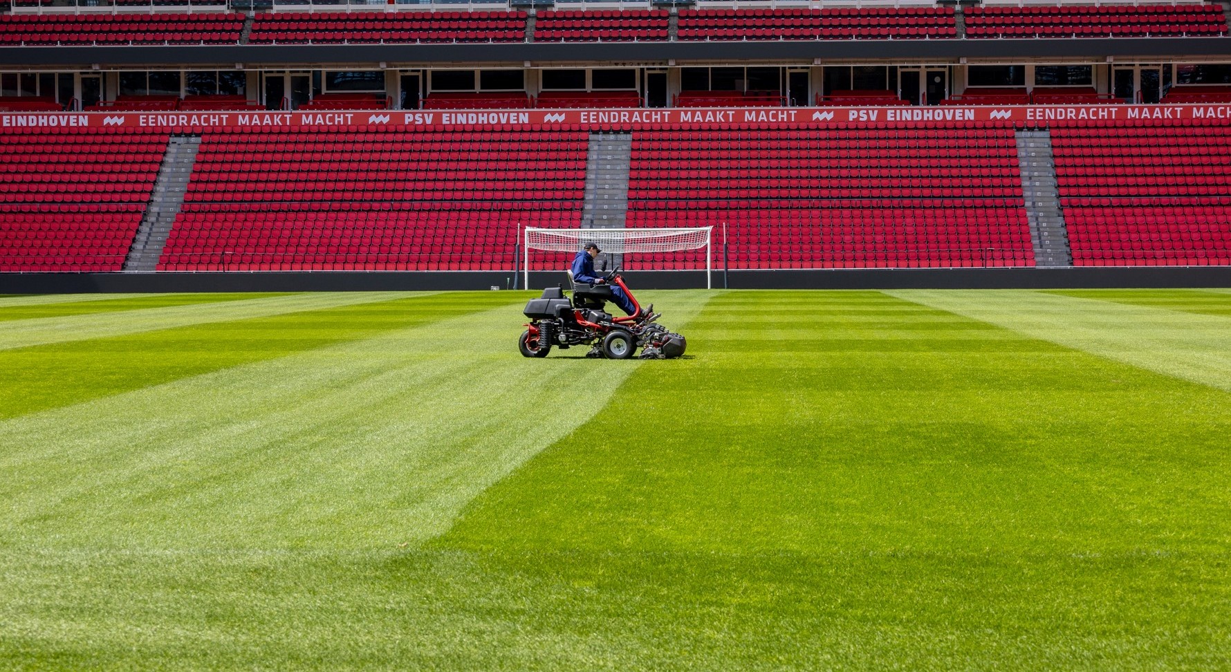 Fotbal, sekání a údržba trávníku