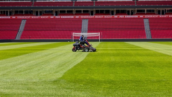 Fotbal, sekání a údržba trávníku