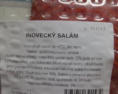 Salám Inovecký krájený. Kategorie: Nejakostní potraviny. Nevyhovující parametr:
kyselina D-isoaskorbová (erythorbová, E315). Výrobek obsahoval přídatnou látku, která nebyla uvedena ve složení. Jednalo se o E315 - antioxidant kyselinu erythorbovou. Výrobce: Bivoj a.s., Opava. Místo kontroly: Kaufland Česká republika v.o.s., Plzeň