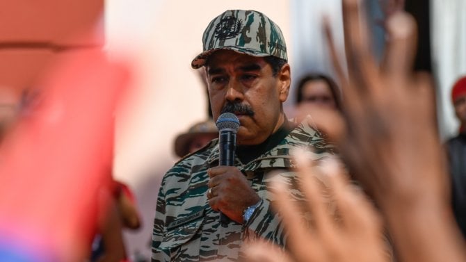 Z diktátora „módním influencerem“. Fotka zatčeného Madura vyvolala enormní zájem o jeho teplákovou soupravu Nike Tech