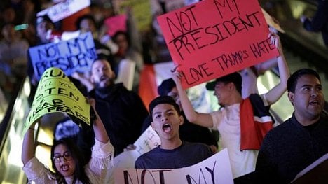 Náhledový obrázek - Protesty nekončí. Desetitisíce Američanů se s Trumpem nemohou smířit