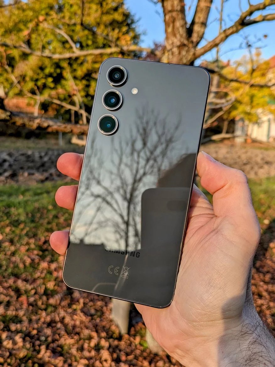 Lesklá záda jsou magnetem na otisky prstů