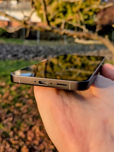 USB-C konektor pro napájení doplňuje podpora bezdrátového nabíjení