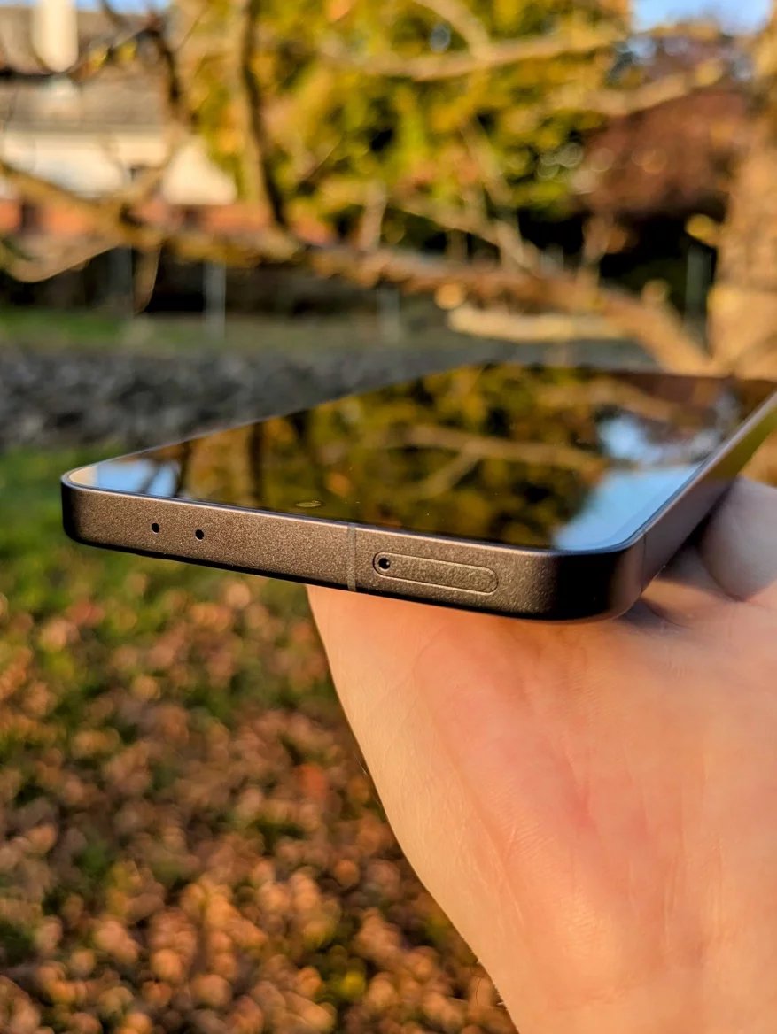 Slot pro nano SIM kartu hledejte nahoře