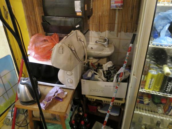 Tip sport bar (kontrolovaná osoba VESVO s.r.o.), Masarykovo náměstí 596/8, Dolní Kounice. V provozovně chyběly toalety pro zaměstnance, přičemž stávající toalety pro hosty nebyly odděleny na dámské a pánské. V prostorách toalet se nacházel nefunkční pisoár, WC mísa s utrženým prkénkem a umyvadlo bez připojení teplé vody a s chybějícími prostředky pro hygienické osušení rukou. V prostorách skladu potravin byla podlaha s nečistotami a narušeným povrchem, znemožňujícím správnou hygienickou praxi.