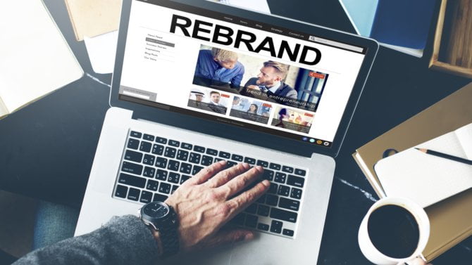 https://i.iinfo.cz/images/Obrazovka notebooku s rebrandingem a mužškou rukou