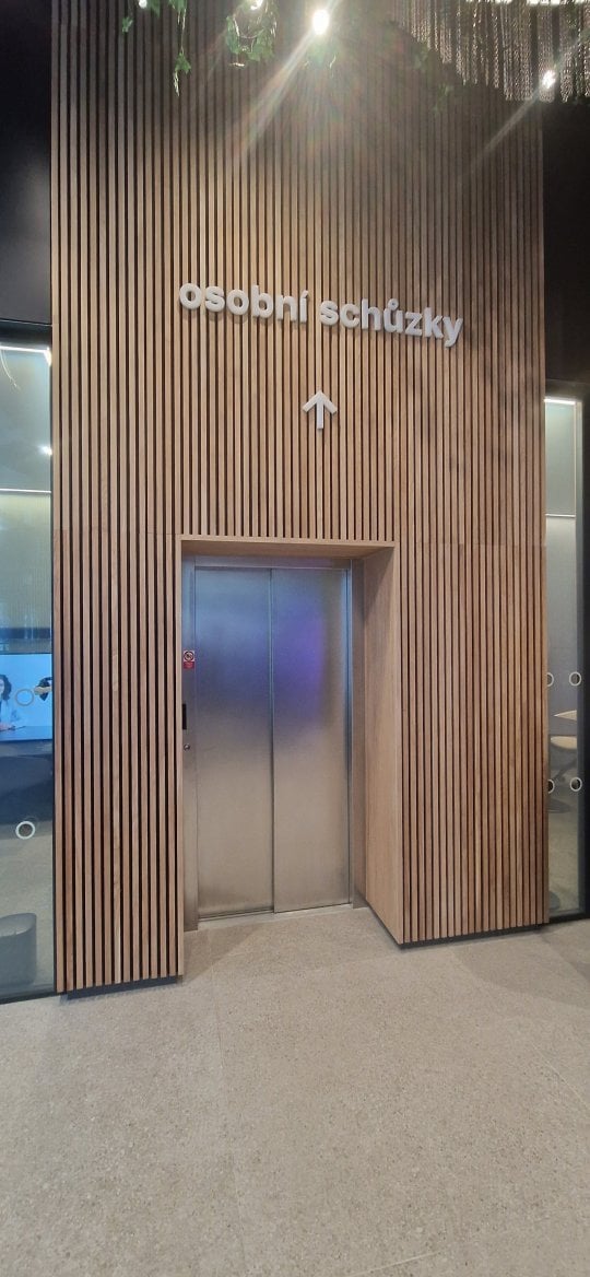 Výtah na pobočce banky.