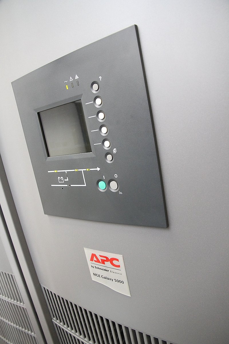 Detailní pohled na displej UPS. Teď udrží 21 minut.