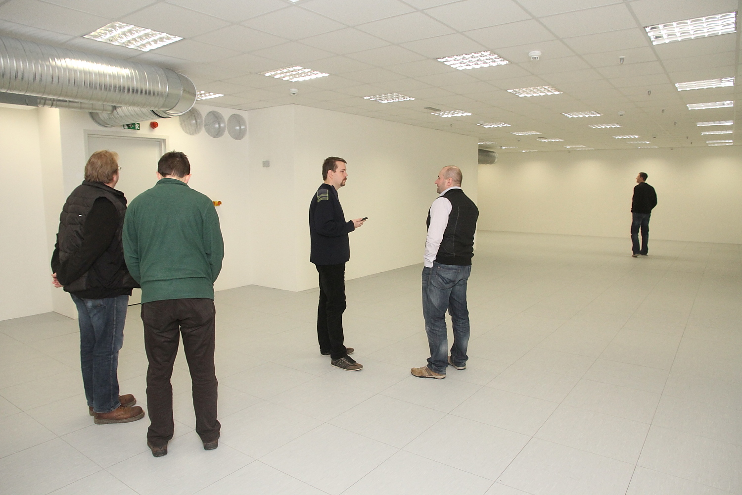 Nezvyklý pohled na tichý sál v datacentru.