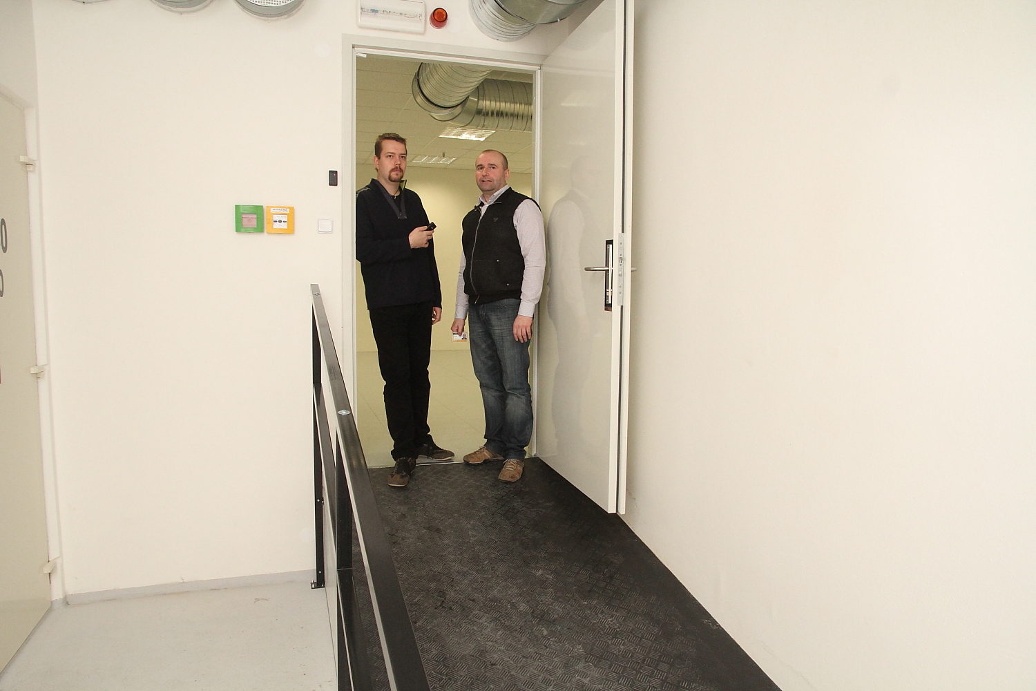 Nájezdová rampa. Bude neustále zamčená a může se sem jen pod dohledem lidí z datacentra.