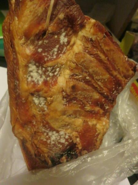 Ngoc Tu Do, Kadaň: Uzeniny - na povrchu potravin se vyskytovala plíseň viditelná pouhým okem. Výrobky měly neznámé datum spotřeby. Kontrolovaná osoba nepředložila žádné nabývací doklady (dodací list, fakturu).