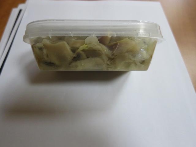 Matjesové řezy. Kategorie: Falšované potraviny. Nevyhovující parametr: obsah ryb. Výrobek obsahoval méně marinovaných ryb, než bylo uvedeno na obale. Spotřebitel tak byl uváděn v omyl. Výrobce / Místo kontroly: Procházka a.s., Roudnice nad Labem