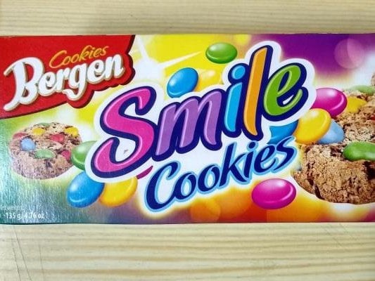 Falšované potraviny - Cookies Bergen čokoládové sušenky s lentilkami. Výrobky obsahovaly arašídy v množství, které již není možné považovat za stopové nebo než které se při dodržení správné výrobní praxe do výrobku může dostat neúmyslně tzv. nezáměrnou křížovou kontaminací. Spotřebiteli byly poskytnuty zavádějící informace o složení výrobku, který může být nebezpečný pro alergiky.