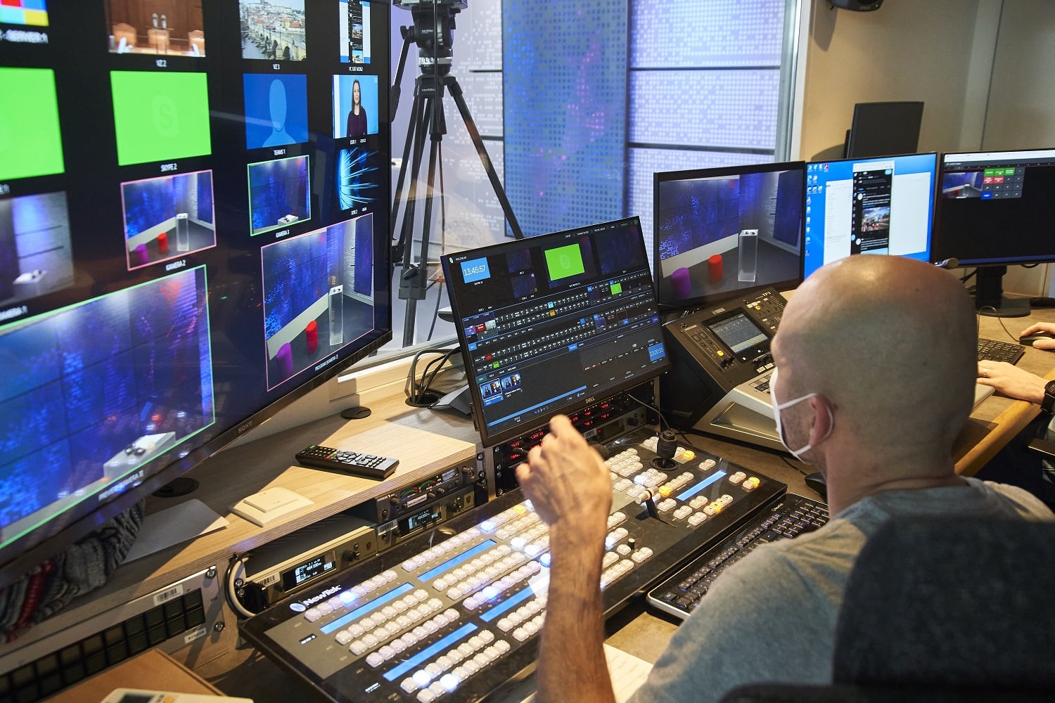 „Nechceme vytvářet internetovou televizi, to podle nás není cesta. Chceme, aby lidé věděli, že pod TN.cz se dozvědí všechny důležité informace, ale většinu z nich mohou vidět, nemusí je jenom číst. A většinu z nich mohou hlavně vidět ve chvíli, kdy se dějí. Ono se to nezdá, ale když se podíváte na naši internetovou konkurenci, málokdo z nich má možnosti, jaké máme my. A teď nepočítám to, že dnes můžete dělat přenosy z mobilního telefonu. Když vynechám telefony, které máme všichni u sebe, tak my disponujeme v každém regionu minimálně jedním nebo dvěma způsoby, jak můžeme živě vysílat,“ řekl ředitel zpravodajství TV Nova Kamil Houska v nedávném rozhovoru pro DigiZone.