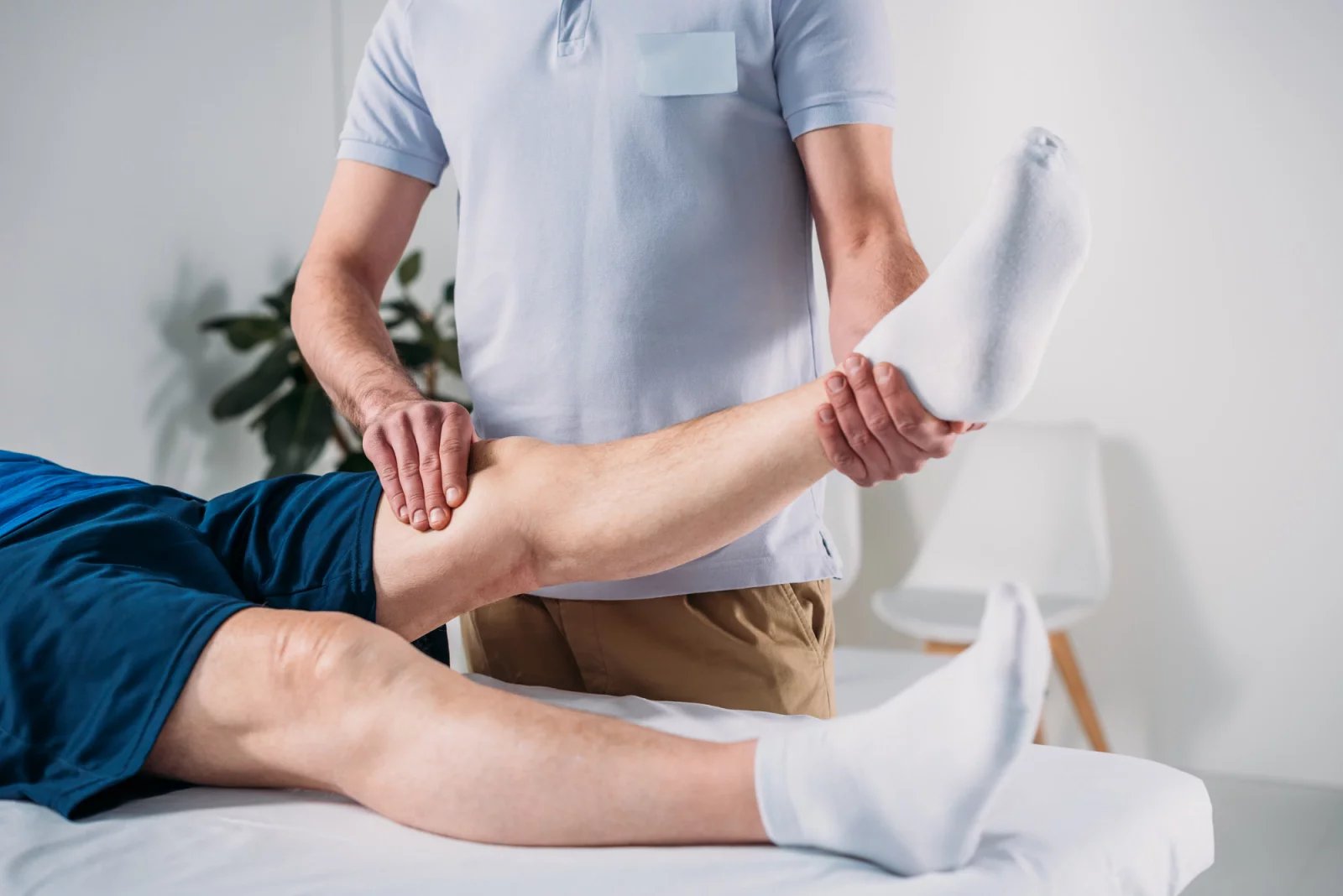 Léčba brnění v noze se odvozuje od jeho příčiny. Může tak zahrnovat celou řadu terapeutických prostředků, a to od medikamentů přes rehabilitace až po nošení dlah, ortéz nebo také změnu stravovacích návyků.