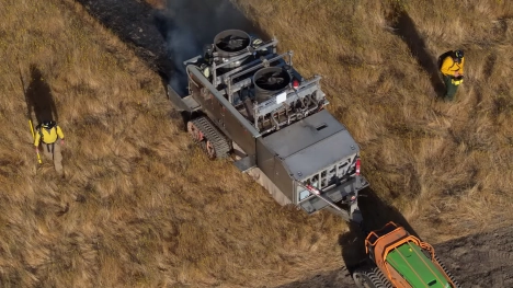 Náhledový obrázek - Ohněm proti ohni. Unikátní robot od kalifornské společnosti BurnBot zabrání vzniku požárů tím, že spálí rizikovou vegetaci