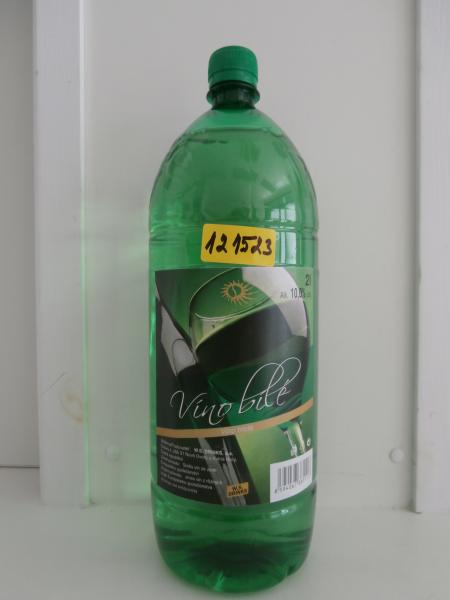 Bílé víno obsahuje etanol z přidaného cukru a přídavek vody