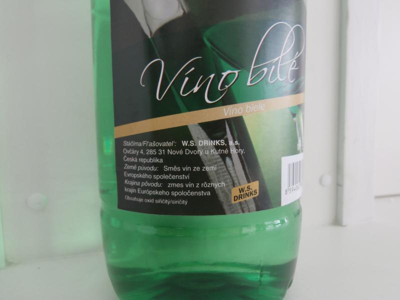 Bílé víno obsahuje etanol z přidaného cukru a přídavek vody