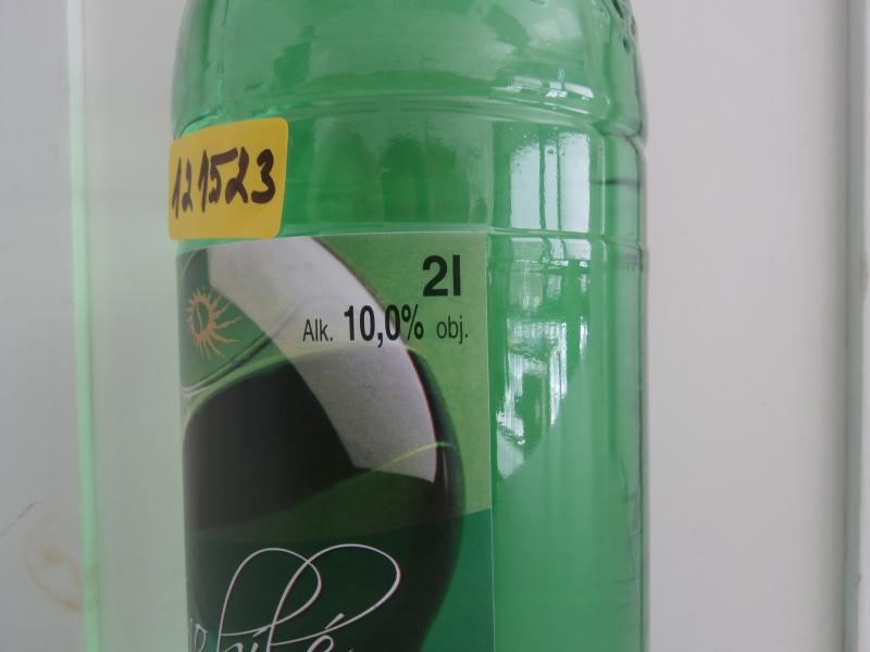 Bílé víno obsahuje etanol z přidaného cukru a přídavek vody