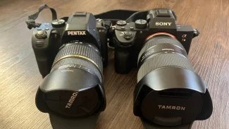 Dva fotoaparáty značky Pentax a Sony