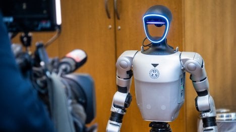 Na Univerzitě Karlově dupe a funí nový humanoid Karel. Umí kotoul i kung-fu