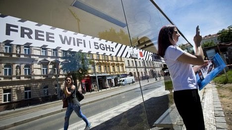 Náhledový obrázek - Bezpečnostní riziko. Polovina Čechů na veřejných Wi-Fi sítích pracuje s citlivými daty