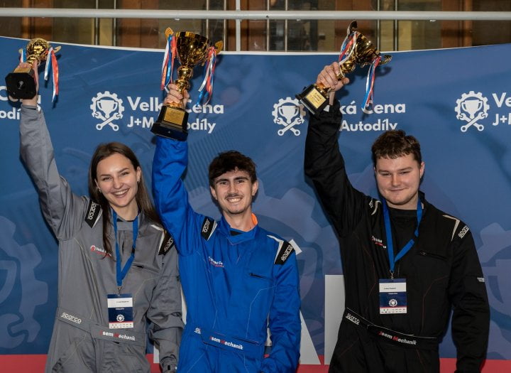 Autor: <a href="https://www.velkacena-jmautodily.cz/">J + M autodíly</a> Tři mladí lidé na stupních vítězů