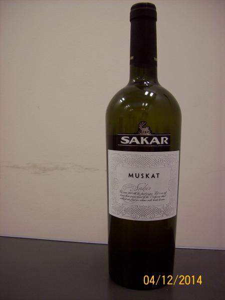 SAKAR MUSKAT, bílé víno polosladké, víno z Bulharska, alk. 11,5% obj. Víno bylo falšováno přídavkem 76 % vody a nepovoleným přídavkem syntetického glycerolu. Ve víně byla zjištěna přítomnost maltózy.