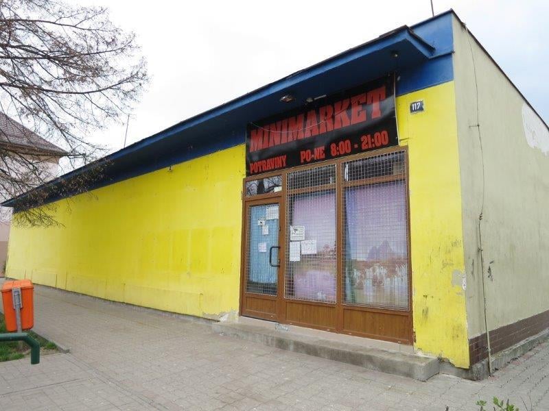 Myší trus. Výrazně zanedbaný úklid, nečistoty na podlaze, regálech či zařízeních. Silně znečistěná chladicí zařízení (nejsou jiné skladovací prostory). Prostory provozovny využívány i pro skladování předmětů, které mohou ovlivnit kvalitu nebo bezpečnost potravin. Nevhodně skladované potraviny.