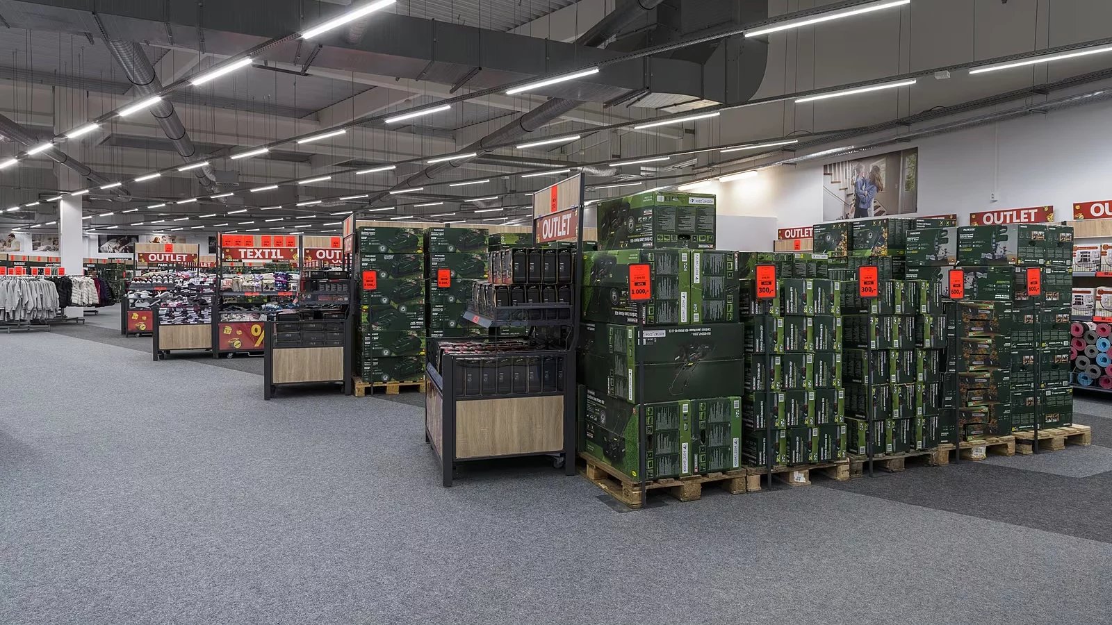 V prodejně najdou zákazníci spotřebního zboží také oblečení, domácí potřeby nebo nářadí.