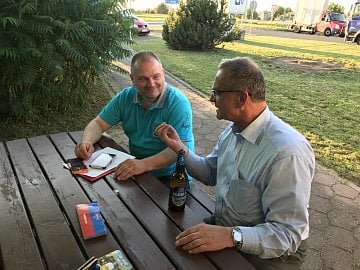 Miroslav Kalousek (vpravo) a Dalibor Z. Chvátal (vlevo) během rozhovoru v Hospodě U Mrzouta v Neplachovicích.