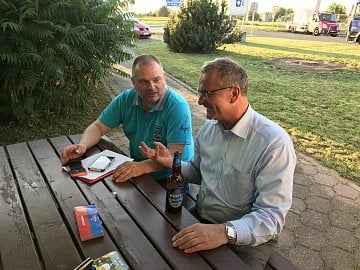 Miroslav Kalousek (vpravo) a Dalibor Z. Chvátal (vlevo) během rozhovoru v Hospodě U Mrzouta v Neplachovicích.
