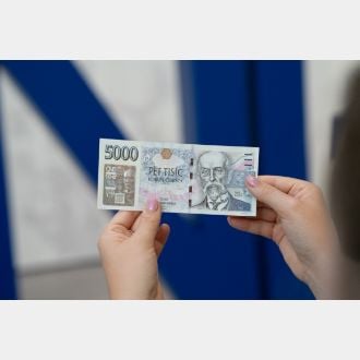 Nová bankovka v hodnotě 5000 Kč se speciálním přítiskem k výročí 100 let zahájení činnosti Národní banky Československé v roce 1926. V oběhu je od 22. 09. 2026. (21. 09. 2026)