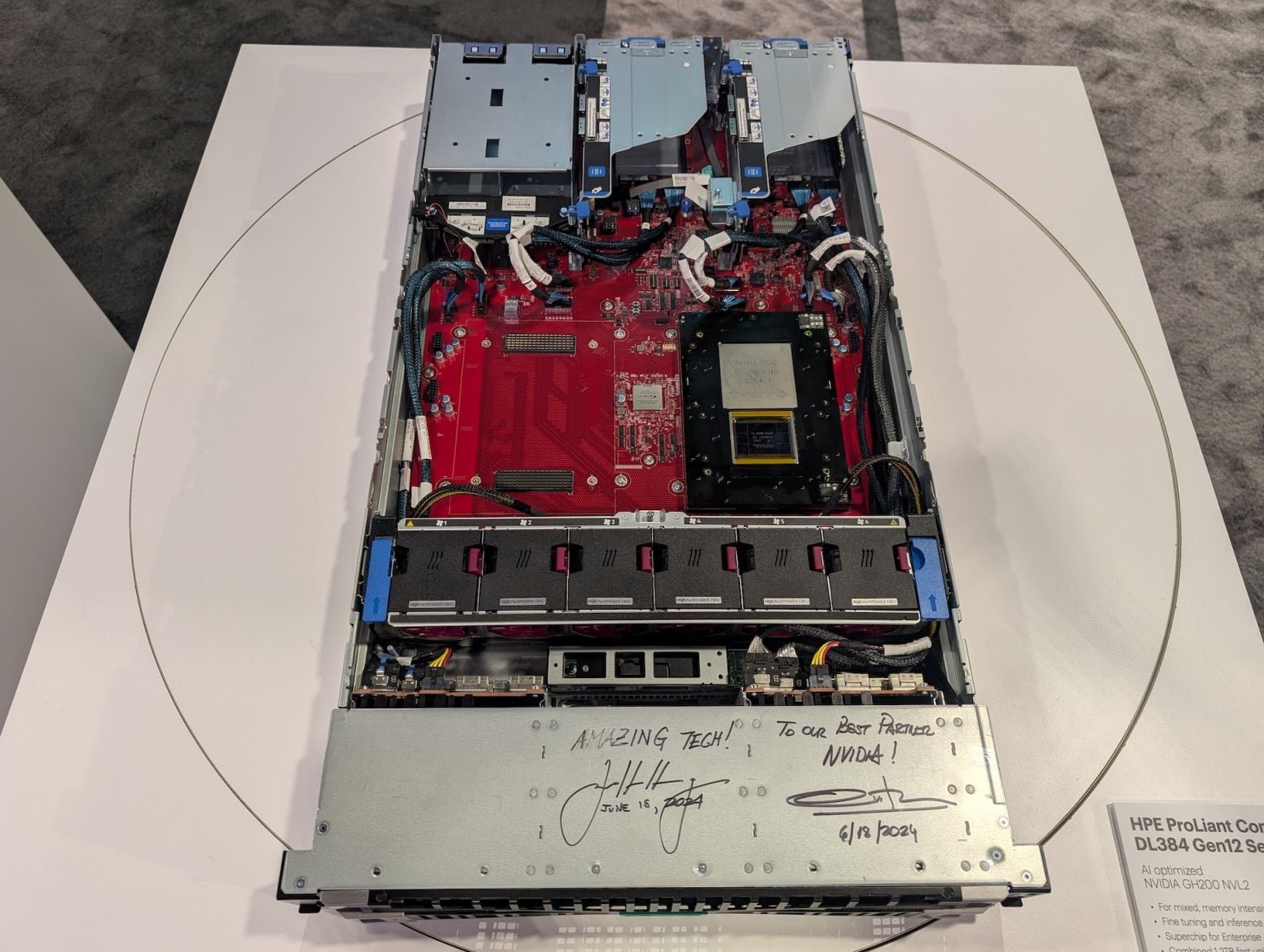 Server pro AI podepsaný šéfem Nvidie Jensenem Huangem a ředitelem HPE Antoniem Nerim