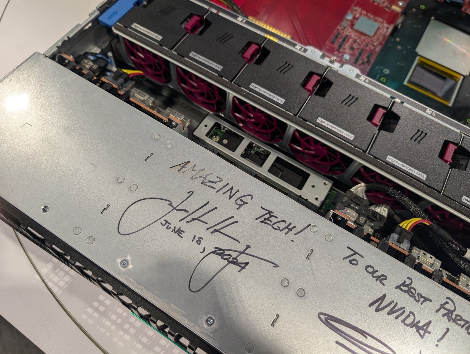 Server pro AI podepsaný šéfem Nvidie Jensenem Huangem a ředitelem HPE Antoniem Nerim