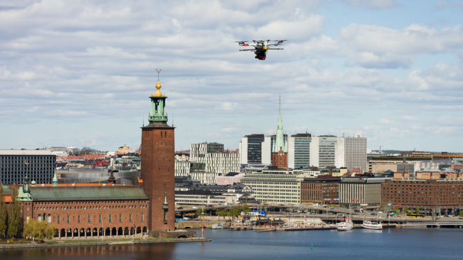 Záchranářský dron nad Stockholmem