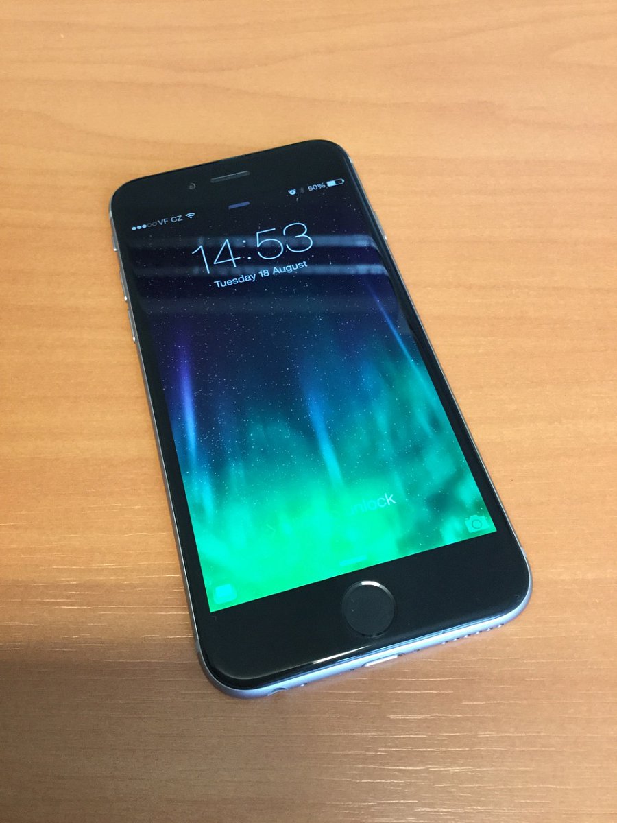 Eduard Hlava, majitel společnosti Neternity, vlastní iPhone 6 64GB Space Grey. Vybral si jej proto, že ho v poměru cena/užitná hodnota považuje za nejlepší z nabízených telefonů na trhu. iPhone 6 (a také iPhone 5) používá i ministr financí Andrej Babiš. iPhone si nedávno pořídil i ministr průmyslu a obchodu Jan Mládek, který na něm oceňuje jednoduché ovládání a všestrannost.  Bílozlatý iPhone 5s má rovněž specialista na Facebook reklamu David Lörincz, který využívá od firmy Apple i počítač a tablet a má tak nastavenou synchronizaci přes iCloud u mnoha programů. "Nechci přemýšlet o nástrojích, ale o vlastní byznysu a na své nástroje se proto musím spolehnout na 100 % a iPhone 5s mě nikdy nezklamal," říká Lörincz.