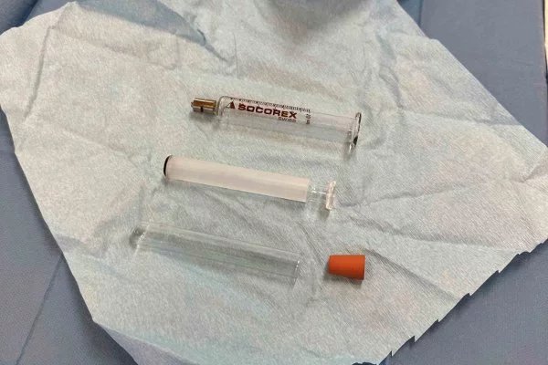 Výzkum na přítomnost mikroplastů v plodové vodě a placentě měl přísné podmínky. K odběru např. nesměly být použito nic z plastu. Na snímku je odběrový set ze skla.