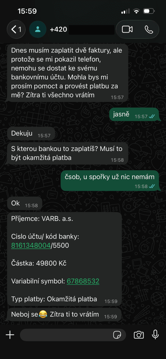 Skutečná komunikace oběti a útočníka, který se vydává za rodinného příslušníka a požaduje pomoc při "úhradě faktury". (07. 08. 2026)