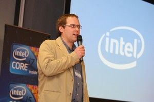 Pavel Svoboda, PR manažer společnosti Intel, právě oznamuje uvedení nové rodiny procesorů Intel, která je vyrobena 32nanometrovou technologií. 