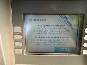 Od 22. 7. 2019 řecká Attica Bank účtuje poplatky neřeckým držitelům karet za výběr z bankomatu.