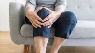 Náhledový obrázek - Voda v koleni je často způsobena úrazem či zánětem. Pro pacienta pak může být náročná i chůze