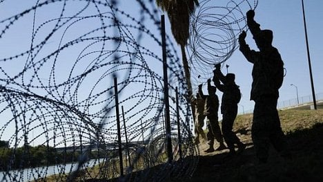 Náhledový obrázek - Pentagon vyšle na hranici s Mexikem další tisíce vojáků, mají pomáhat pohraničníkům