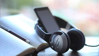 sluchátka s telefonem pro poslech audioknih