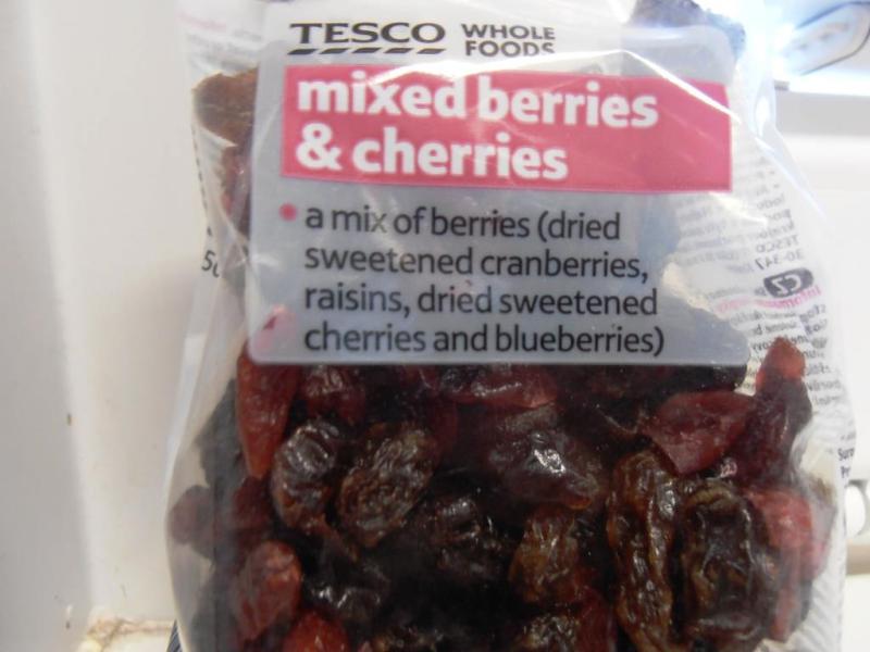 TESCO WHOLE FOODS mixed berries & cherries, Směs sušeného proslazeného ovoce 150 g. Kategorie: Falšované potraviny. Nevyhovující parametr: obsah brusinek, rozinek a borůvek. Obsah uvedených druhů ovoce byl nižší, než bylo uvedeno na obale. Spotřebitel tak byl uváděn v omyl. Distributor: DC Tesco Stores ČR a.s., Postřižín. Země výroby: Itálie. Místo kontroly: Tesco Stores ČR a.s. Břeclav