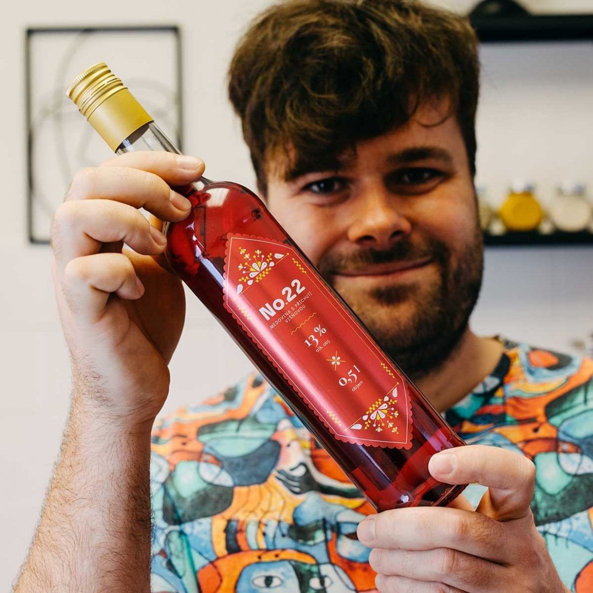 Josef Kölbl z Včelařství Medovina s jejich medovinou